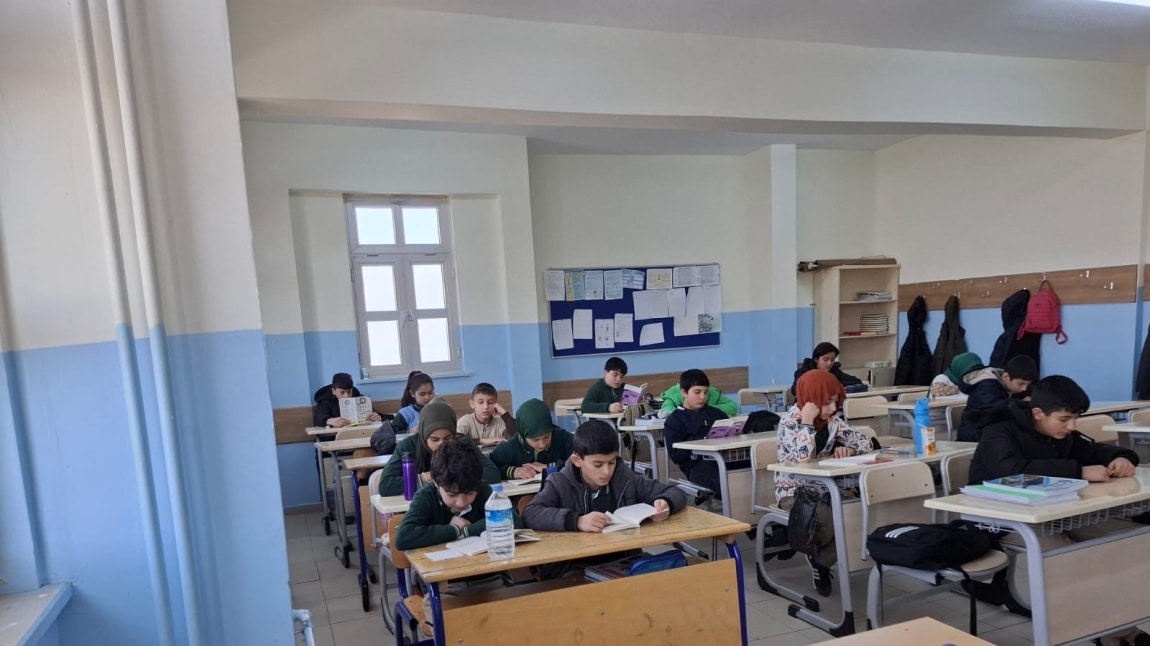 OKULUMUZDA KİTAP OKUMA SAATİ